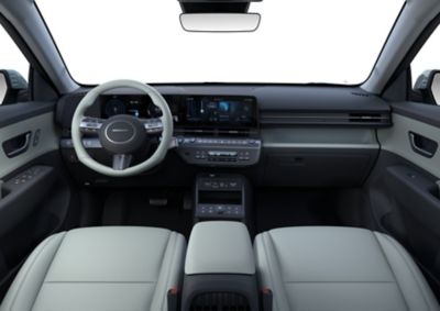 Blick von hinten auf das vordere Interieur eines Hyundai KONA mit Lenkrad, Bedienelementen und Ablagen.