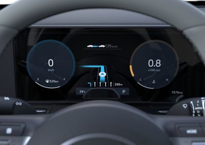 Le combiné d’instruments numérique de 12,3" à l’intérieur du Hyundai KONA montrant les commandes de vitesse et de navigation.