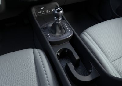 A picture of the smooth-shifting 6-speed manual transmission of the Hyundai KONA. 