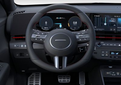 Изглед от шофьорското място на Hyundai KONA, показваща волана и интегрираният 12.3" дисплей за шофьора.