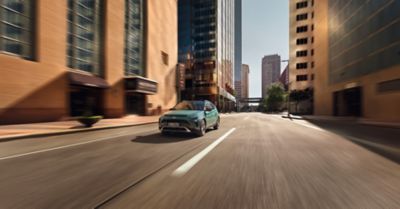 Hyundai BAYON che corre su strada cittadina
