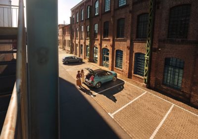 Zcela nové kompaktní crossover SUV Hyundai BAYON zaparkované s hodně otevřeným zavazadlovým prostorem.