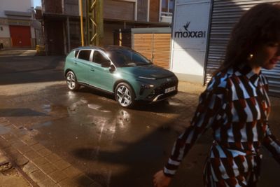 Hyundai BAYON zaparkowany na ulicy i oświetlony przez słońce.