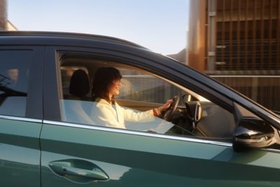 Donna alla guida di Hyundai BAYON