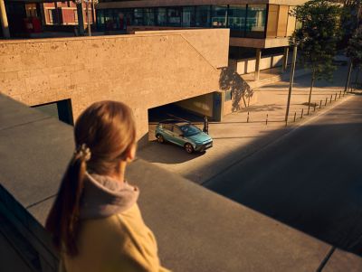 Hyundai BAYON vista dall'alto su strada di città
