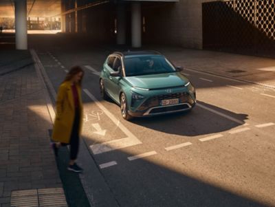 Nuova Hyundai BAYON si ferma ad un attraversamento pedonale