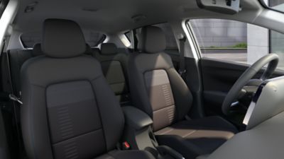 Interior del SUV crossover Hyundai BAYON visto a través de la ventanilla del lado del pasajero.