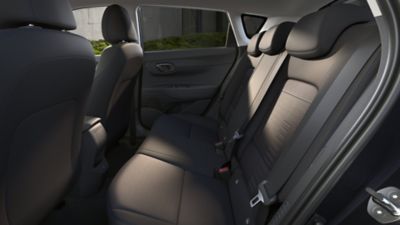 Pohodlné a štýlové zadné sedadlá modelu Hyundai BAYON.