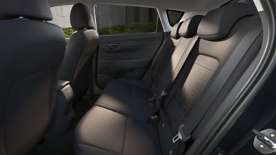 Vue intérieure de la banquette arrière de Hyundai BAYON.