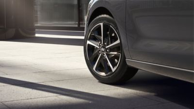 Primer plano de la rueda delantera izquierda del nuevo Hyundai i30 Fastback.