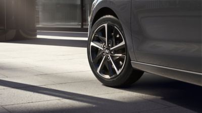  Close-up of the front left wheel of the new Hyundai i30 presenting the wheel design.