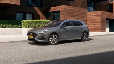 Achteraanzicht Hyundai i30 geparkeerd in een straat