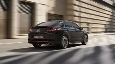 Nový i30 Hatchback N Line jede k mostu.