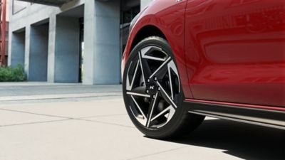 Close-up of the front left wheel of the new Hyundai i30 Fastback N Line displaying its new design.