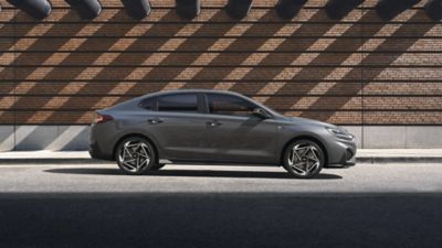 Hyundai i30 Fastback gris aparcado, visto de perfil derecho
