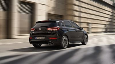 Ein Hyundai i30 N Line, schräg von hinten gesehen, fährt auf einer innerstädtischen Straße.