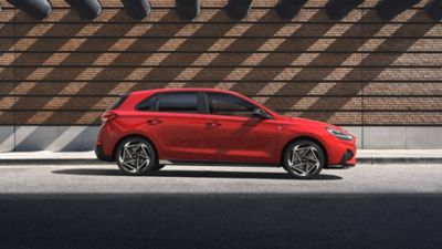 Los faldones laterales del nuevo i30 Hatchback N Line incorporan metal oscuro.