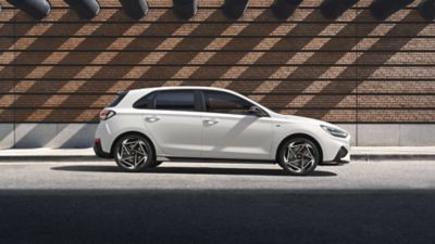 Ein roter Hyundai i30 Kombi N Line in der Seitenansicht. 