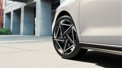 Nahaufnahme des vorderen linken Rads des Hyundai i30 Kombi N Line.
