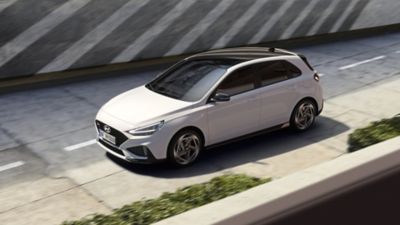 Ein roter Hyundai i30 Kombi N Line, schräg von oben gesehen. 