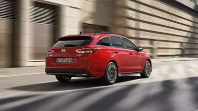 Hyundai i30 jadący ulicą miasta – widok z tyłu.