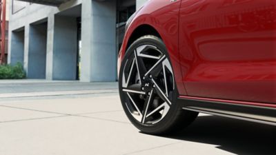 Detailný záber na nový dizajn ľavého predného kolesa nového modelu Hyundai i30 Kombi N Line.