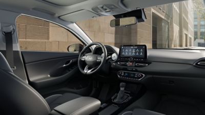 The cockpit of the new Hyundai i30 Wagon seen from the viewpoint of the front passenger.