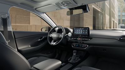 The cockpit of the new Hyundai i30 Wagon seen from the viewpoint of the front passenger.