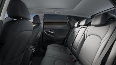 Les sièges arrière de la nouvelle Hyundai i30 Wagon vus depuis la porte arrière gauche.