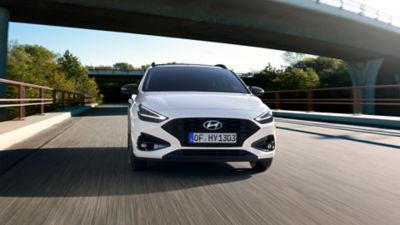 Rodina opřená o model i30.