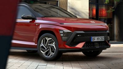 The bolder and sportier 18" alloy wheels in a geometric form of the Hyundai KONA N Line in red. 