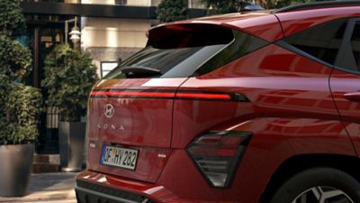 Ein vor einem Hotel parkender Hyundai KONA N Line. 
