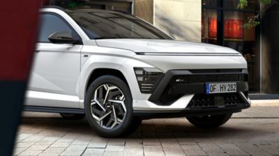 Die Frontpartie eines Hyundai KONA in Weiß schräg von vorne