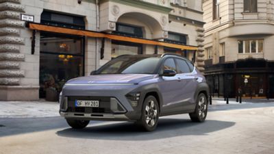 Nový Hyundai Kona sivý v mestskom prostredí.