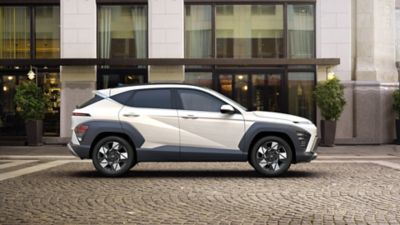 Zcela nový Hyundai KONA má černé obklady podběhů kol s předními a zadními světlomety.