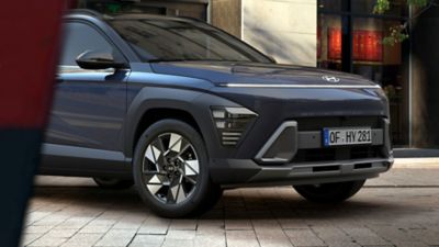 Die vordere Hälfte eines Hyundai KONA Hybrid von schräg vorne.