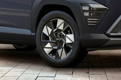 A close-up view of one of the alloy wheels of the all-new Hyundai KONA Hybrid. 