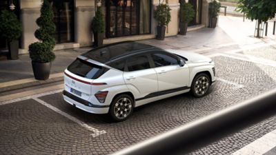 Ein Hyundai KONA Elektro N Line von schräg oben.