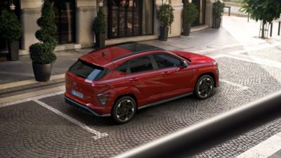 Bovenaanzicht Hyundai KONA Electric N Line Business in straat met gebouw op achtergrond.
