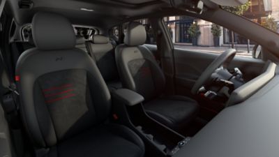 I sedili anteriori sportivi della Hyundai Electric KONA N Line con accenti rossi.