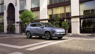 KONA Electric parkert ved et moderne bygg. Foto.