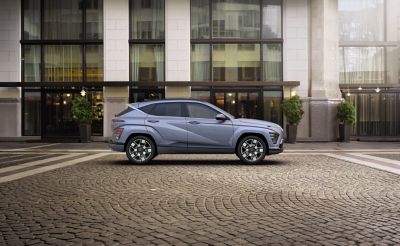 KONA Electric parkert i et bymiljø. Foto