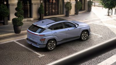 KONA Electric parkert i et bymiljø. Foto.