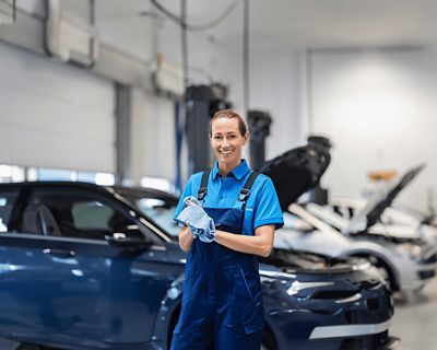 Image illustrant une personne dans un garage Hyundai