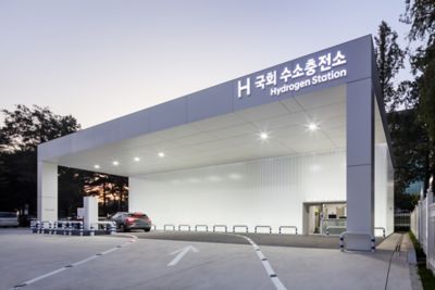 Une station-service à hydrogène photographiée avec un véhicule Hyundai y circulant