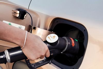 A close up of the hydrogen nozzle filling up the Hyundai NEXO fuel cell vehicle with hydrogen.