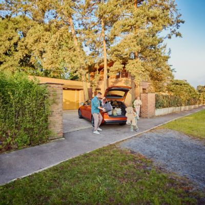 i30 Kombi jedoucí po okresní silnici.