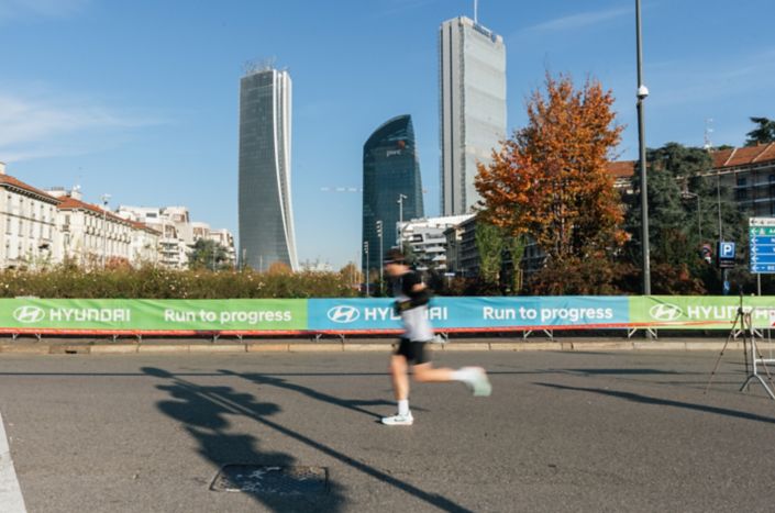 Hyundai “Run to Progress” alla Stramilano 2026: condivisione e passione con Nuova IONIQ 3