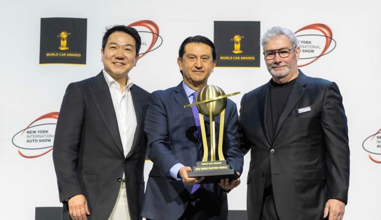 De gauche à droite : SangYup Lee, Executive Vice President and Head of Hyundai & Genesis Global Design / José Muñoz, President and CEO of Hyundai Motor Company / Luc Donckerwolke, Chief Design Officer (CDO) and Chief Creative Officer (CCO) of Hyundai Motor Group