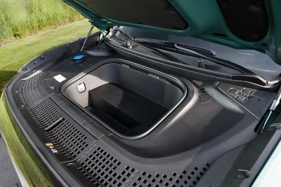 Hyundai IONIQ 9 met open frunk